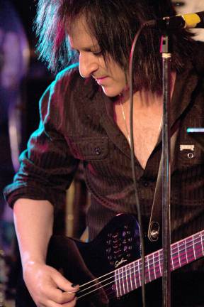 Rock icon plays at Salt Glynnis Jones Steve Stevens, guitarist for Billy Idol, performed at Salt Gastropub on Feb. 28.