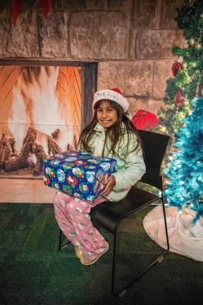 Photos: Tree Lighting in Newton Jaidi Lozono