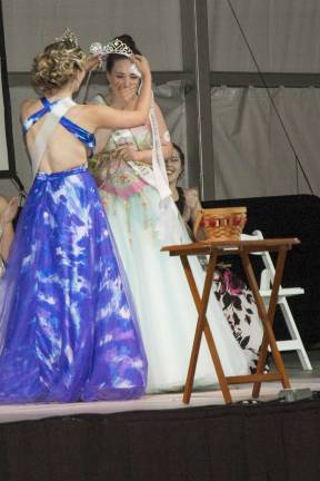 Miss Green is Queen of the Fair The 2016 Queen of the Fair Kelly Wask crowning the 2017 winner Keely Schmerber