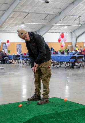 Matt Kurtz takes part in the putting contest.