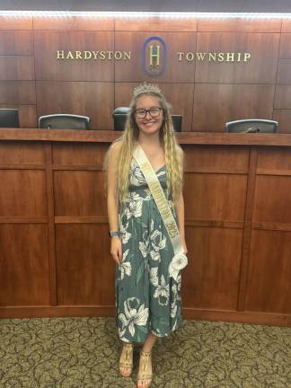 Vote for Queen of the Fair <b>Miss Hardyston</b>
