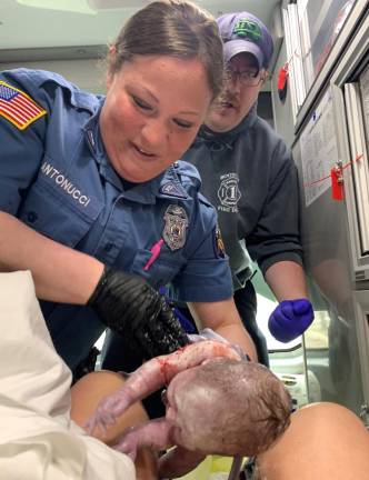 Police officer delivers baby on Route 23 Police officer delivers baby on Route 23