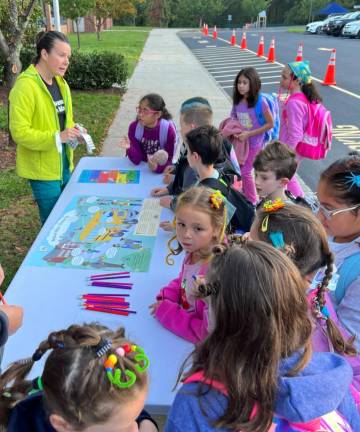 WK2 Melissa McCutcheon of Avenues in Motion shows students how to measure air quality. (Photo by Nick Lalama)