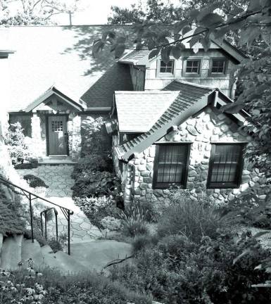 Lake Mohawk House Tour will feature five lake style homes and the Country Club 49 Oakwood Trail