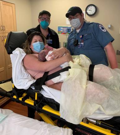 Police officer delivers baby on Route 23 Police officer delivers baby on Route 23