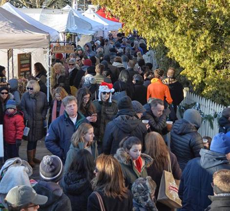 Crowds along the Boardwalk at the Lake Mohawk German Christmas Market in 2020.