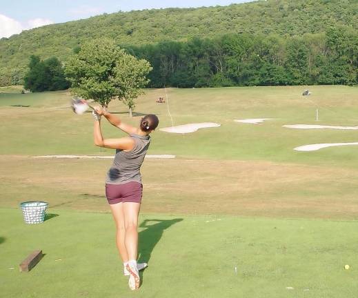 Women’s Champ Lisa Coe shows her winning tee long drive (Photo by Dr. John T. Whiting)