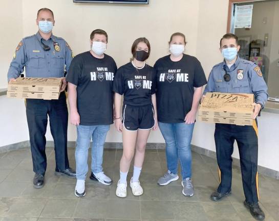 Sussex County Stars volunteers deliver pizzas to the Hardystone police (Photo provided)