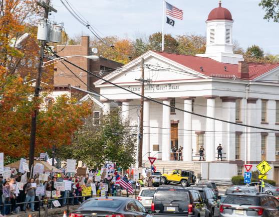 ’No Kings’ rally draws estimated 600 people to Newton An estimated 600 people came to Newton for Saturday’s “No Kings” rally.