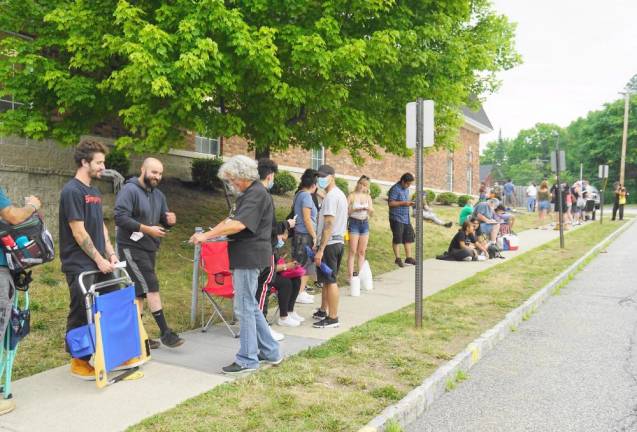 The line along the side of the Newton Motor Vehicle Agency. (Photo by Vera Olinski)