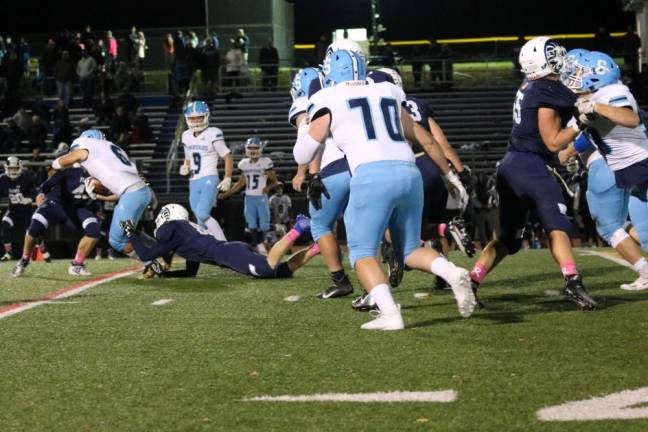 Sparta football clinches sixth victory Sparta football clinches sixth victory