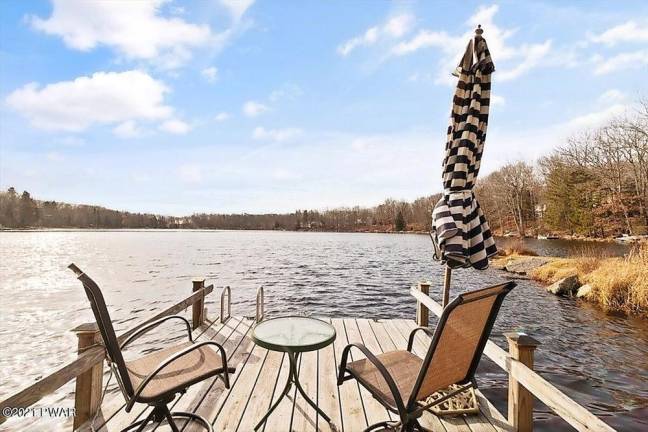 Lakefront getaway comes with private dock and artist’s studio Lakefront getaway comes with private dock and artist’s studio