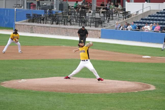 Miners bury Jackals on the diamond Miners Michael Wagner bringing it.