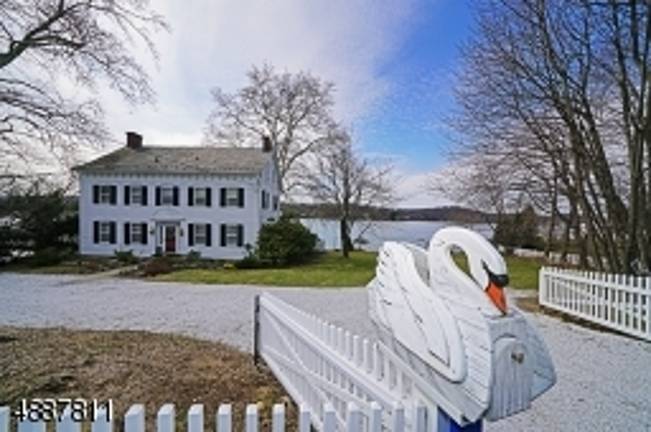 Charming, Federal-style farmhouse Charming, Federal-style farmhouse