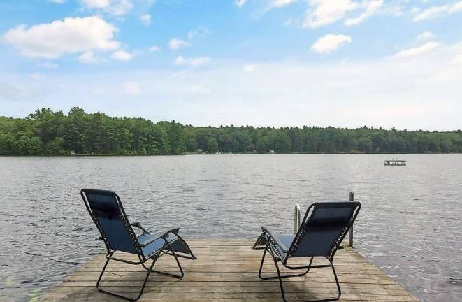 Four-bedroom lakefront cape has private dock