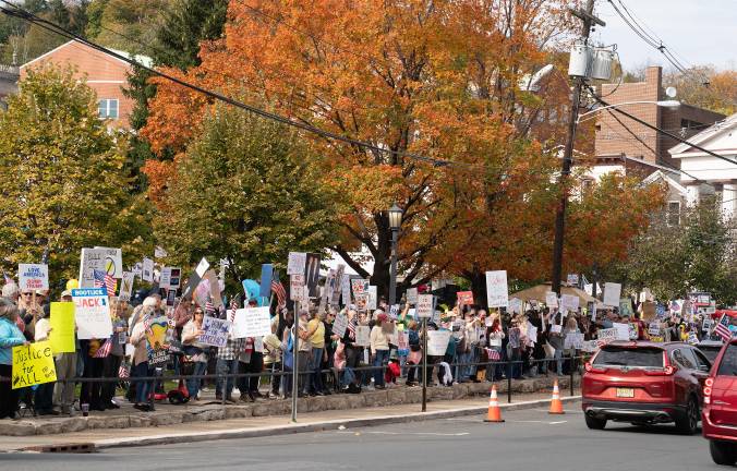 ’No Kings’ rally draws estimated 600 people to Newton An estimated 600 people came to Newton for Saturday’s “No Kings” rally.