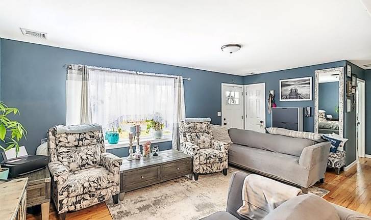 Two-bedroom Barry Lakes ranch is newly renovated Two-bedroom Barry Lakes ranch is newly renovated