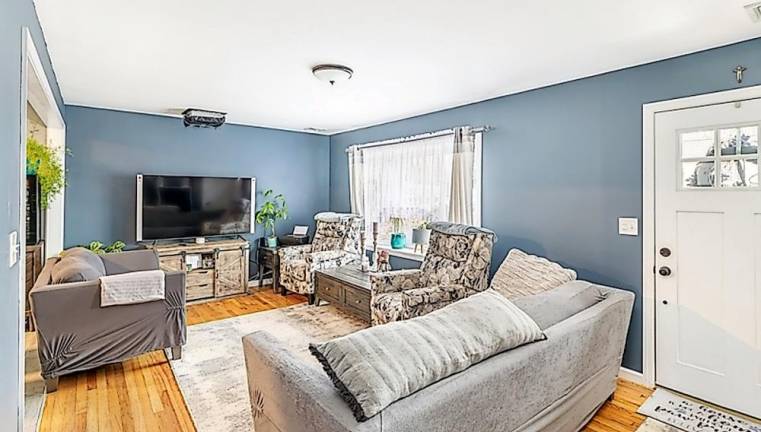 Two-bedroom Barry Lakes ranch is newly renovated Two-bedroom Barry Lakes ranch is newly renovated