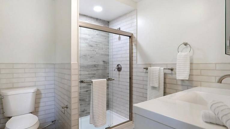 Modern three-bedroom ranch on Raymondskill Creek Bathroom