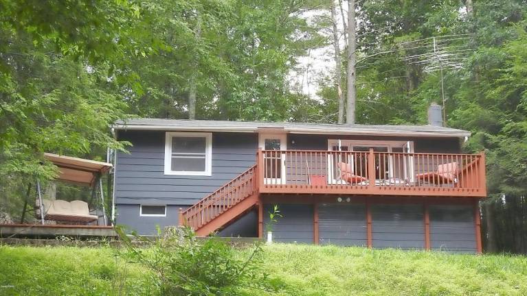 Two-bedroom ranch offers easy lakefront living Two-bedroom ranch offers easy lakefront living