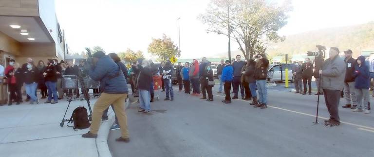 The parking lot was jam packed. People were eager to visit the new store.(Photo by Frances Ruth Harris)