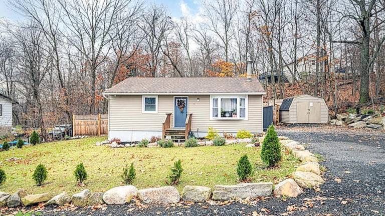 Two-bedroom Barry Lakes ranch is newly renovated