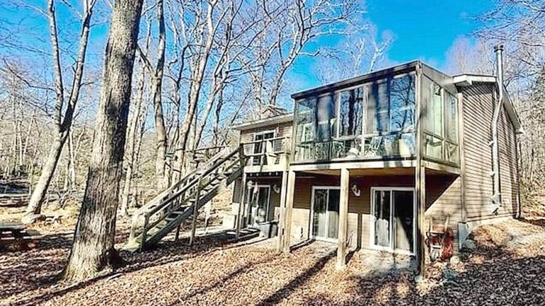 Lakefront getaway comes with private dock and artist’s studio Lakefront getaway comes with private dock and artist’s studio