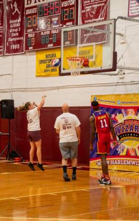 Harlem Wizards game raises funds