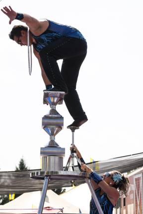 <b>Wallenda sets up Arestov for his gravity-defying balancing act. (File photo by John Hester)</b>