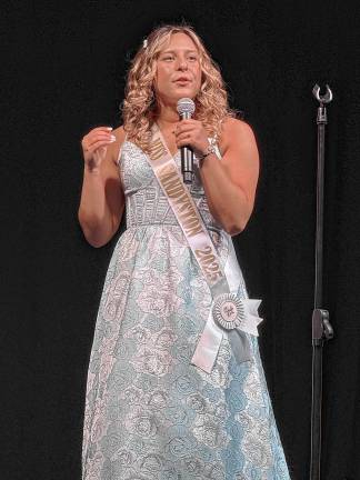 <b>Miss Sandyston Aubrey White, right, is second runner-up.</b>