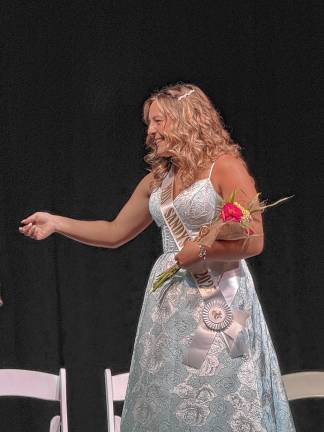 <b>Miss Sandyston Aubrey White, right, is second runner-up.</b>