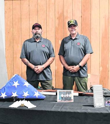 <b>Greg Wexler and Group Commander Keith Ackerman of Guard of Honor pose for a photo.</b>