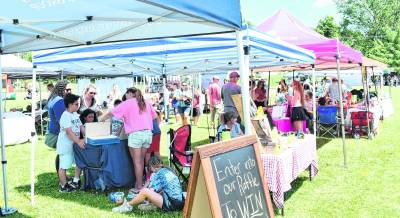 The crowds look at the vendor booths.