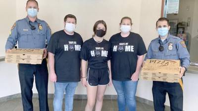 Sussex County Stars volunteers deliver pizzas to the Hardystone police (Photo provided)