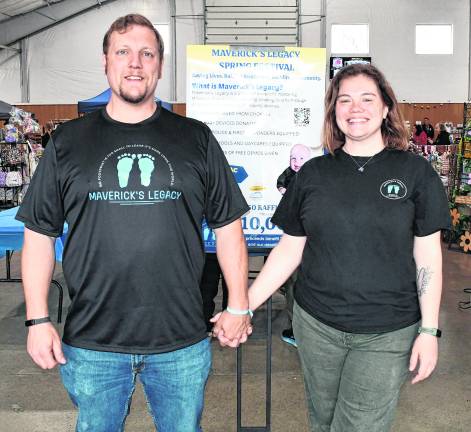 <b>Maverick's parents, Darrin and Kim Chambers, pose for a photo.</b>