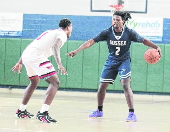 <b>Sussex County's Isaiah Bivens handles the ball while covered by Union's Anthony Hicks.</b>