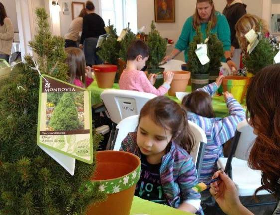 Izzy Pedalino concentrating on her decorating