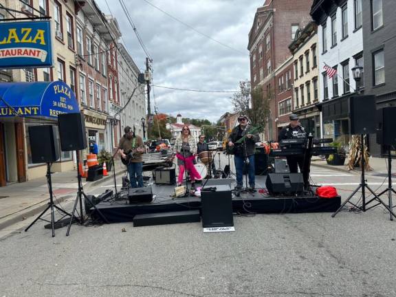 The band Blame It on the Girl plays on Spring Street during the festival. From left are Cory D’Agosta, Alana Quartuccio, Ken Odessa, Tom Tsilionis and Darin Altilio.