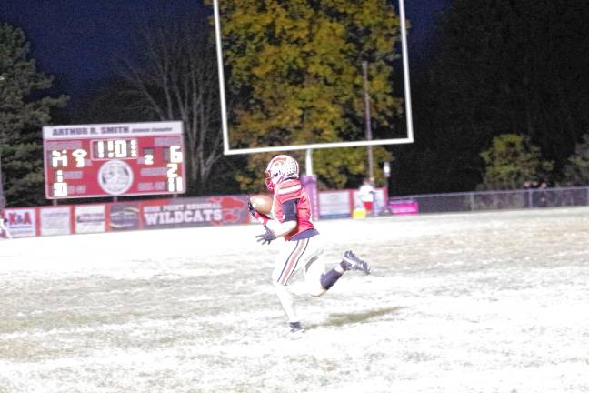 <b>In the second quarter, High Point wideout Landon Sorensen grabs the ball with one hand for a reception. He ran all the way to the end zone for an 89-yard touchdown.</b>