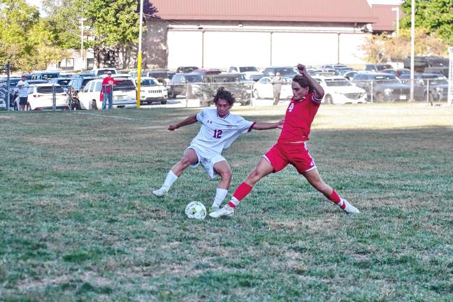 BR3 Newton and High Point players battle for control of the ball.