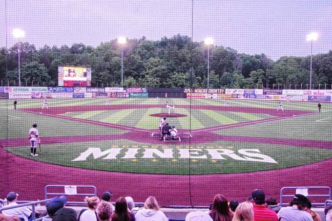 <b>The Sussex County Miners and the Québec Capitales on the field.</b>
