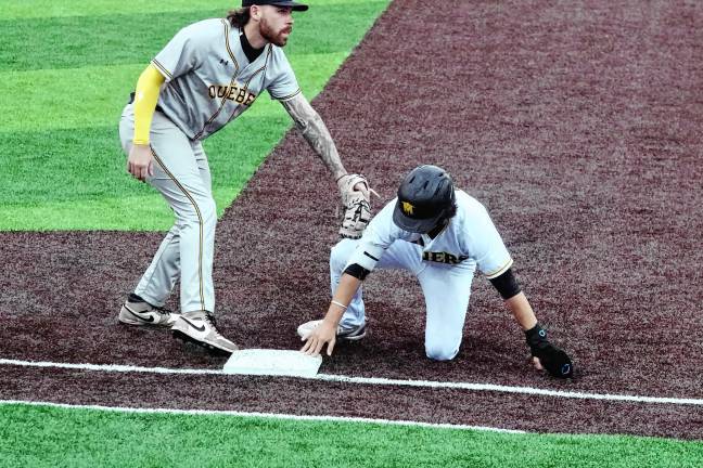 <b>In the third inning, Miners runner Hunter D'Amato reaches first base before the tag by Quebec's Jarrod Belbin during a pickoff attempt.</b>