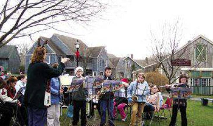 Students entertain Lafayette shoppers