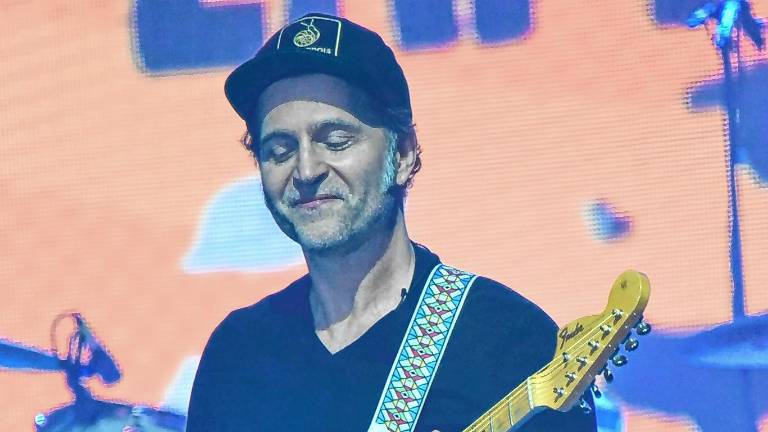 <b>Dweezil Zappa brings his ‘Rox(Postroph)y’ Tour to the Newton Theatre on Saturday night. (Photo by Tom Apathy Photography)</b>