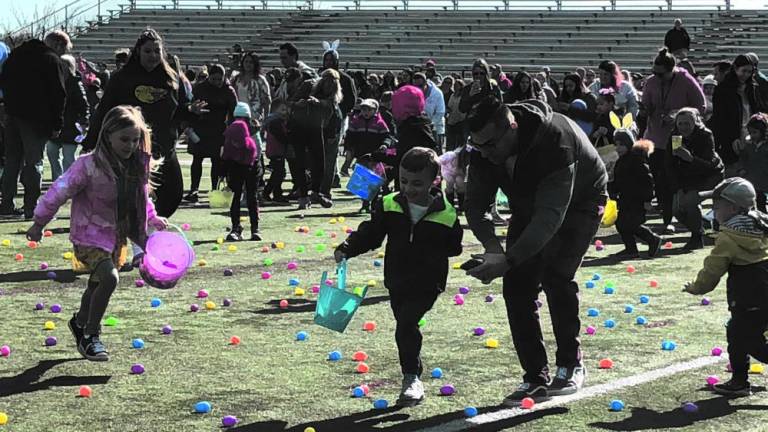 $!Hundreds of children search for Easter eggs