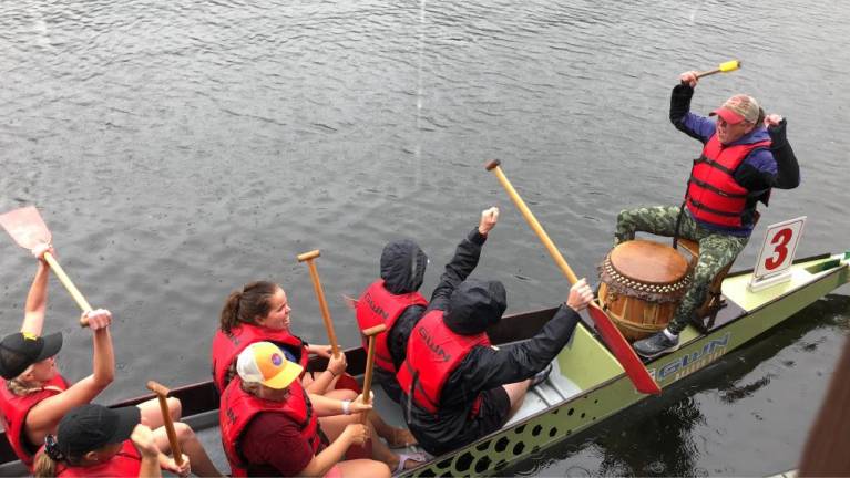 DR2 Rowers and the drummer show their team spirit.