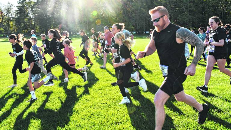 Runners start the Hawk Hustle.